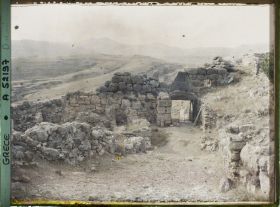 Image représentant La Porte des Lionnes (porte principale de l'Acropole, au nord-ouest). Vue de l'intérieur de l'enceinte