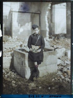 Image représentant Petit Rémois avec son masque contre le gaz