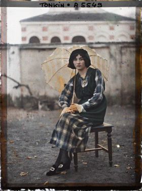 Image représentant Une femme métisse de classe aisée, vêtue à l'occidentale