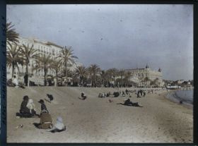 Image représentant Les habitants profitant du soleil hivernal sur la Croisettte, le Carlton en second plan