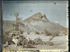 Image représentant La cuvette du lac avec à l'arrière-plan les pitons de marne verte