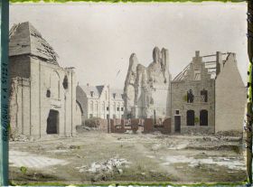 Image représentant Belgique, Ypres, Ruines de l'Eglise St Jacques et maison neuve