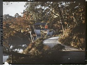 Image représentant Les jardins de la villa impériale Shugakuin Rikyû : l'étang Yokuryu et le pont Chitose-bashi (Pont de Mille Ans)