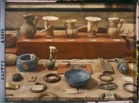 Image représentant Divers objets dans une vitrine du musée égyptien