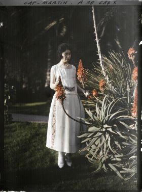 Image représentant La princesse Kitashirakawa, invitée par Albert Kahn, dans le jardin de sa villa