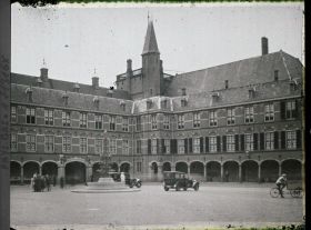 Image représentant La cour du Binnenhof et les bâtiments dans lesquels se tient la conférence