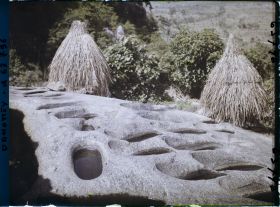 Image représentant Greniers à mil et trous dans le granit permettant d'écraser le mil avec une autre pierre
