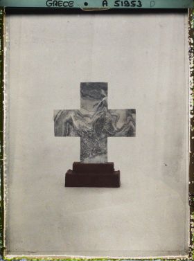 Image représentant Musée archéologique - Croix en marbre (décoration de coffret) provenant de Cnossos