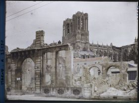 Image représentant France, Reims, La Cathédrale vue de la rue Chanzy