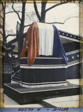 Image représentant Les funérailles d'Aristide Briand, le catafalque devant le ministère des Affaires Étrangères