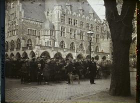 Image représentant Prusse, Aix-la-Chapelle, Foule devant l'Hôtel de Ville
