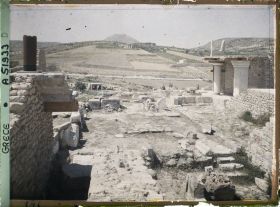 Image représentant Vue depuis l'escalier d'honneur du Palais en direction des Propylées sud. (Entrée du Palais surmonte des cornes de taureau )