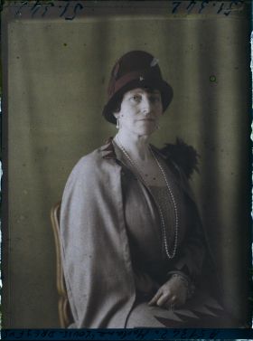 Image représentant https://musee-albert-kahn.s-museum.fr/home/NWQ2OTAwYzNmYjZlZTk1ZWQwODJmMjY4L2dlbmVyaWMtbm90aWNlLXRhYi9hdXRob3JpdHkvNjE3YTc5ZjVjZjhiODk2OGIzMzM3ZDIx/5d6900c3fb6ee95ed082f268/generic-notice-tab/authority/617a79ebcf8b8968b3337295 Madame Louis Louis-Dreyfus