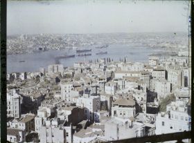 Image représentant La Corne d'Or, vue depuis le haut de la tour de Galata (rive gauche, nord) vers le faubourg d'Eyüp
