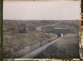 Image représentant Meuse, Thiaumont, Croix érigée par les Survivant du 137e d'Infie et Couloir d'entrée de la Tranchée des Baïonnettes