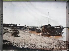 Image représentant Des maisons flottantes et des sampans au bord du Fleuve Rouge