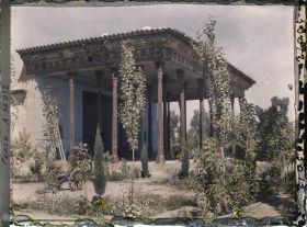 Image représentant Le Chehel Sotoun (pavillon des quarante colonnes) (1647), le portique côté jardin