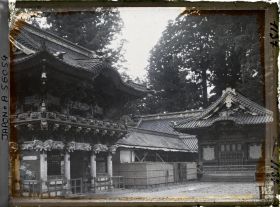 Image représentant Sanctuaire Tôshôgû : La Yômeimon (ou Higurashimon) et à droite le Shinyosha