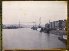 Image représentant Le port et la Seine vers l'aval prise du pont Boieldieu