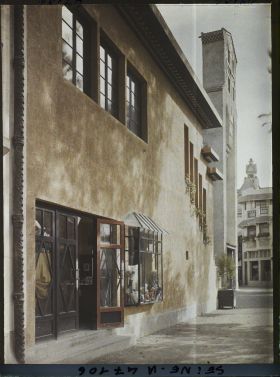 Image représentant L'Exposition des arts décoratifs, Le Village français, la Maison de Tous vue de l'arrière, architecte D. Alfred Agache