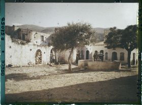 Image représentant La place de l'église du village de Malia