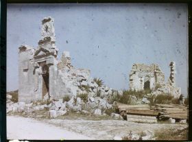 Image représentant France, Village des Eparges, L' Eglise du Village vue de la route