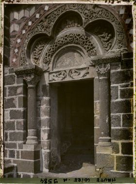 Image représentant Le portail orné d'un arc trilobé d'inspiration mozarabe de l'église Saint-Michel