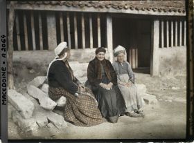 Image représentant Trois femmes juives aux coiffures anciennes