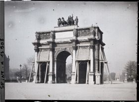 Image représentant L'Arc de Triomphe du Carrousel protégé contre les bombardements
