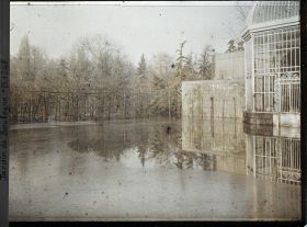 Image représentant Le jardin français inondé et la serre, vus depuis l'angle sud-est