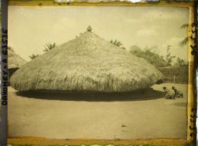 Image représentant Femmes agenouillées devant le tombeau de  null Glélé
