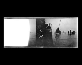 Image représentant Des jonques et un sampan dans la baie de Victoria Harbour.