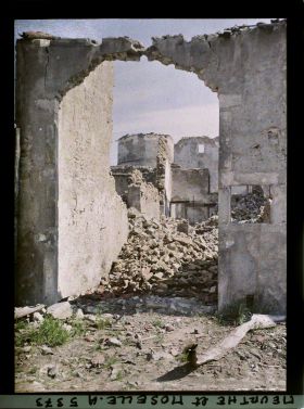 Image représentant France, Haraucourt, Les ruines du Château vues de la route