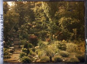 Image représentant Chemin escarpé proche du " sanctuaire japonais ", longeant un vallon rocheux du " jardin chinois "