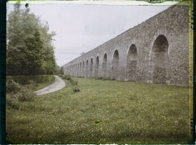 Image représentant France, Louveciennes, L'aqueduc