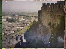 Image représentant Vue sur la ville basse, en direction de la Barbacane, prise depuis l'enceinte de la cité