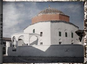 Image représentant Une mosquée aux murs blanchis à la chaux et au minaret démoli