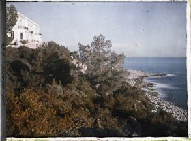 Image représentant La villa Kahn, encore dite villa Zamir, surplombant la côte en direction de la pointe du cap