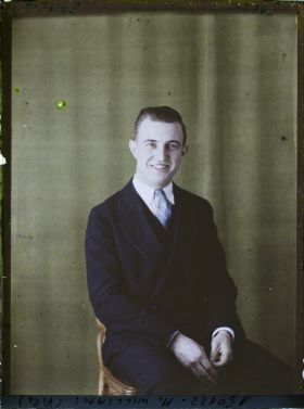 Image représentant https://musee-albert-kahn.s-museum.fr/home/NWQ2OTAwYzNmYjZlZTk1ZWQwODJmMjY4L2dlbmVyaWMtbm90aWNlLXRhYi9hdXRob3JpdHkvNjE3YTc5ZjVjZjhiODk2OGIzMzM3ZDIx/5d6900c3fb6ee95ed082f268/generic-notice-tab/authority/617a79ebcf8b8968b3337a99 Monsieur Williams, fils