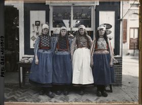 Image représentant Groupe de jeunes filles en costume de l'île
