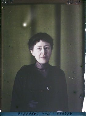 Image représentant https://musee-albert-kahn.s-museum.fr/home/NWQ2OTAwYzNmYjZlZTk1ZWQwODJmMjY4L2dlbmVyaWMtbm90aWNlLXRhYi9hdXRob3JpdHkvNjE3YTc5ZjVjZjhiODk2OGIzMzM3ZDIx/5d6900c3fb6ee95ed082f268/generic-notice-tab/authority/617a79ebcf8b8968b3337098 Madame Ladevèze