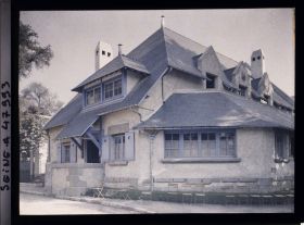 Image représentant L'Exposition des arts décoratifs, Le Village français, la Maison de Bretagne (Ty-Breiz), architecte Lucien Vaugeois
