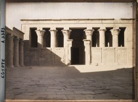 Image représentant Entrée du pronaos (vestibule) du temple d'Horus