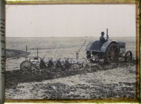 Image représentant Canada, Gravellebourg, Ferme Alfred Beauchêne- Labourage à tracteur