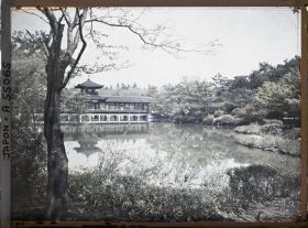 Image représentant Sanctuaire Heian-jinjû : étang et pont du jardin de l'Est.