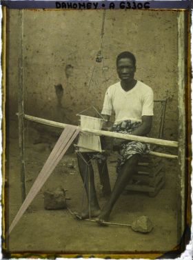 Image représentant Un tisserand à son métier à tisser