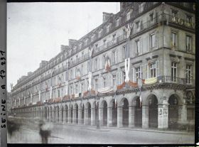 Image représentant La rue de Rivoli décorée pour les fêtes de la Victoire des 13 et 14 juillet 1919