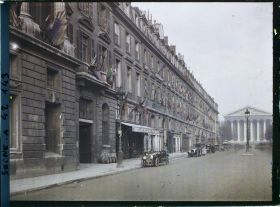 Image représentant La rue Royale et la Madeleine décorées des drapeaux alliés