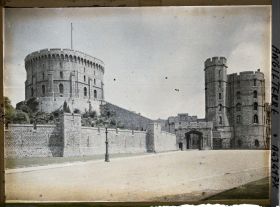 Image représentant La tour ronde et la porte Saint George vues de la colline du château