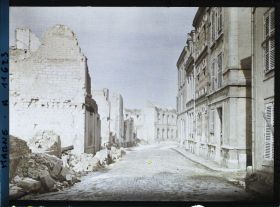 Image représentant France, Reims, Un côté de rue entièrement détruit, l'autre côté intact